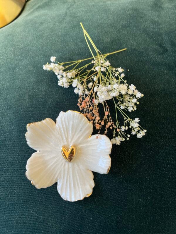 broche fleur blc 2 Broche Flora