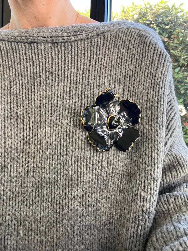 broche.noire.flora.3