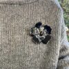 broche.noire.flora.3