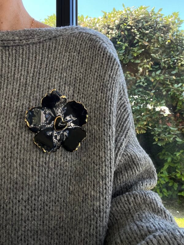 broche.noire.flora.4