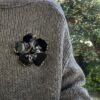 broche.noire.flora.4